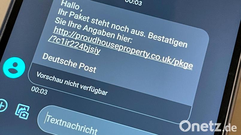 Die Sender von solchen Betrugs-SMS stellen es geschickt an: Wer etwa ein Paket erwartet, kann schnell in Versuchung kommen, auf den Link zu klicken und sich damit Probleme einzuhandeln. Symbolbild: Till Simon Nagel