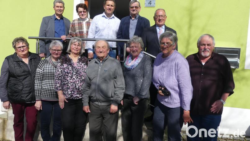 Für ihre langjährige Treue zum VdK wurden geehrt: (vordere Reihe, von links) Monika Dietl, Anna Hammer, Annegret Franz, Josef Schöcklmann, Marga Scherm, Irmgard Morgner und Peter Dietl. Bild: rn