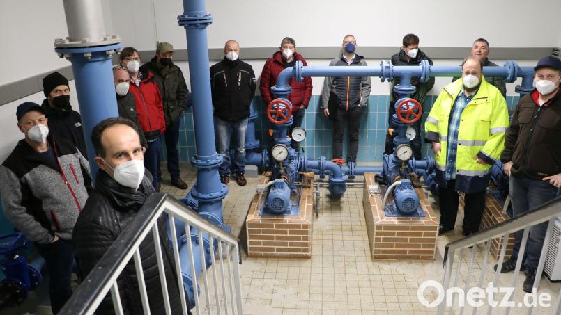 Die Räte des Wasser-Zweckverbands Edelsfeld-Gruppe schauen sich im erneuerten Hochbehälter Bernricht um. Bild: gru