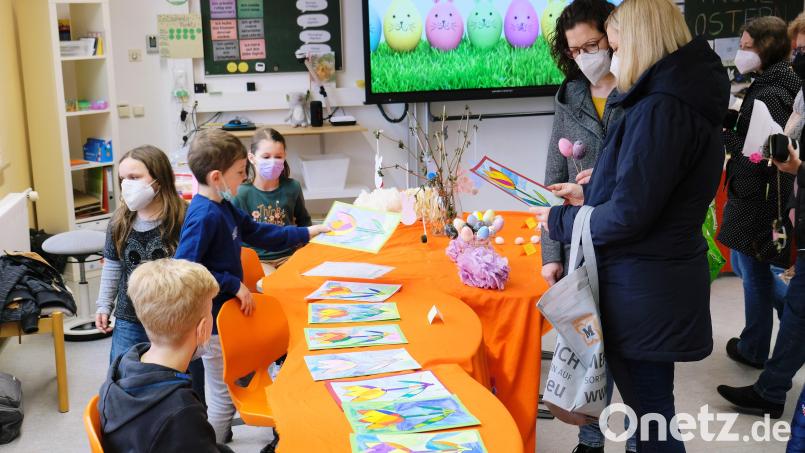 Grundschule kreativ: Am letzten Schultag vor den Osterferien präsentieren die Kinder der Schule am Rauhen Kulm einen bezaubernden Markt schöner Osterdinge. Bild: do