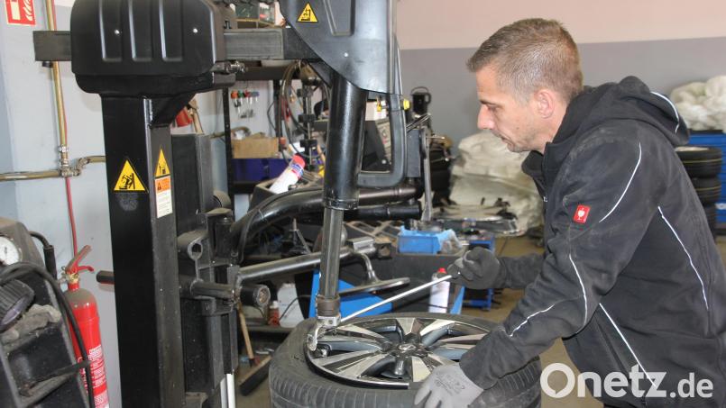 In den Autowerkstätten geht es jetzt wieder hoch her. Viele Autofahrer stellen die Bereifung ihres Fahrzeugs von Winter auf Sommer um. Hier ist Jürgen Fladerer von Reifen-Wefra in Waldsassen beim Abmontieren eines abgenutzten Reifens zu sehen. Bild: kro