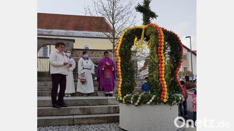 Die Segnung der Osterkrone erfolgte durch Pater Georg Bild: Konrad Kiener/exb