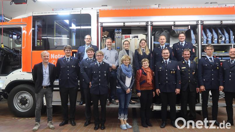 Der neu gewählte Vorstand der Feuerwehr Rothenstadt vor dem brandneuen Löschgruppenfahrzeug LF 20, das am 19. Juni geweiht wird. Bild: Kunz