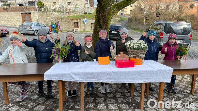 Die Störnsteiner Kommunionkinder freuen, sich, dass ihre Backaktion gut gut angenommen wurde. Bild: mas