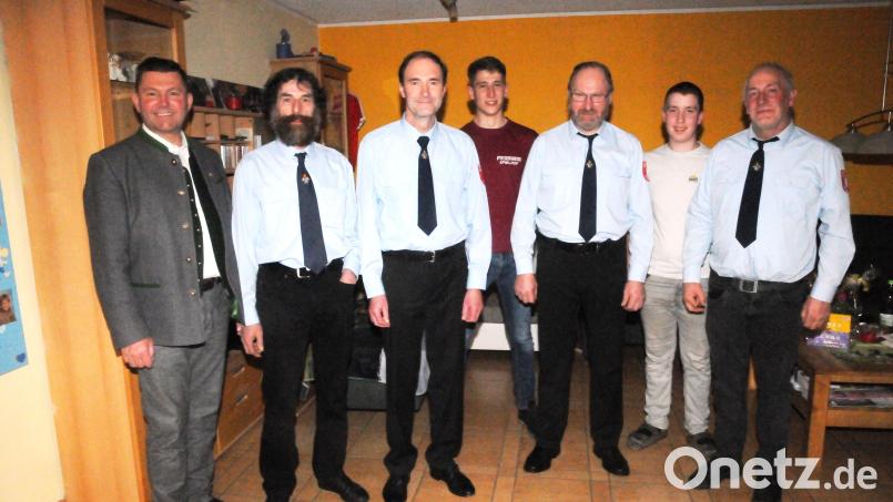 Bürgermeister Rainer Rewitzer freute sich über die einstimmigen Wahlen bei der Feuerwehr Spielhof. Gewählt wurden (von links) Kommandant Thomas Weig (Finstermühle), Stellvertreter Roland Siller, Schriftführer Thomas Weig (Vohenstrauß), Vorsitzender Andreas Puff, Vereinsdiener Ludwig Lindner und 2. Vorsitzender Werner Lindner. Bild: bey
