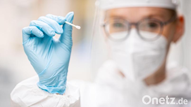 Das Robert-Koch-Institut meldete am Dienstag 98 neue Coronafälle in Weiden und im Landkreis Neustadt/WN. Symbolbild: Moritz Frankenberg