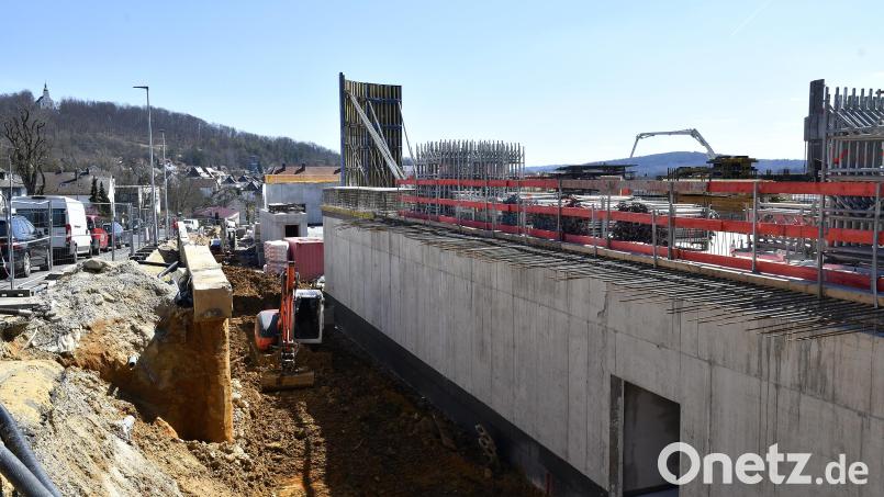 Die Oberpfalz-Arkaden sind ein großer Betonbau, seine Fertigstellung verzögert sich erheblich: In Sulzbach-Rosenberg gibt es vermehrt Kritik an dem neuen Einkaufszentrum - doch ist sie berechtigt? Bild: Petra Hartl