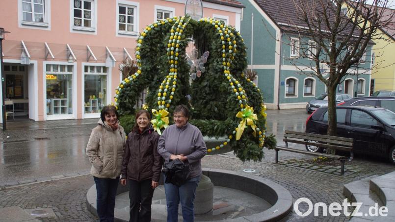 Andrea Flöttl, Monika Bayer und Gisela Haberl (von links) können stolz auf das gelungene Werk sein. Bild: Ludwig Höcherl/exb