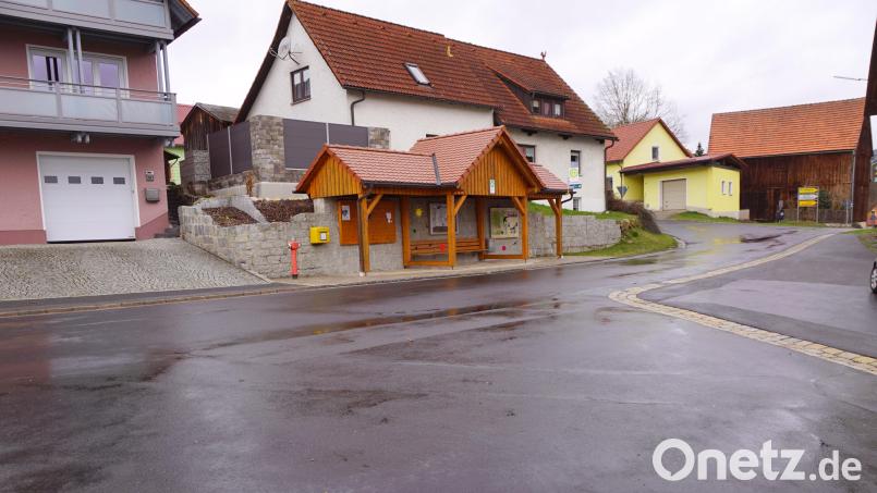 Ein schmuckes Schulbushäuschen, dort wo zwei Straßen in die St. 2177 einmünden, ziert die Ortsdurchfahrt. Es ist aber für Verkehrsteilnehmer nicht von allen Seiten frühzeitig einsehbar. Noch ist nichts passiert, und dies soll eine Geschwindigkeitsbegrenzung auch für die Zukunft verhindern. Bild: bkr