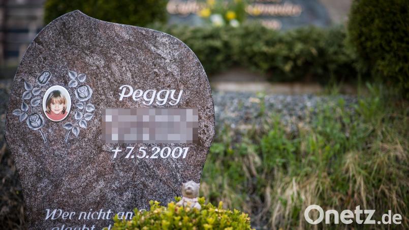 Ein Gedenkstein mit dem Porträt des Mädchens Peggy auf dem Friedhof in Nordhalben (Bayern). Archivbild: David Ebener