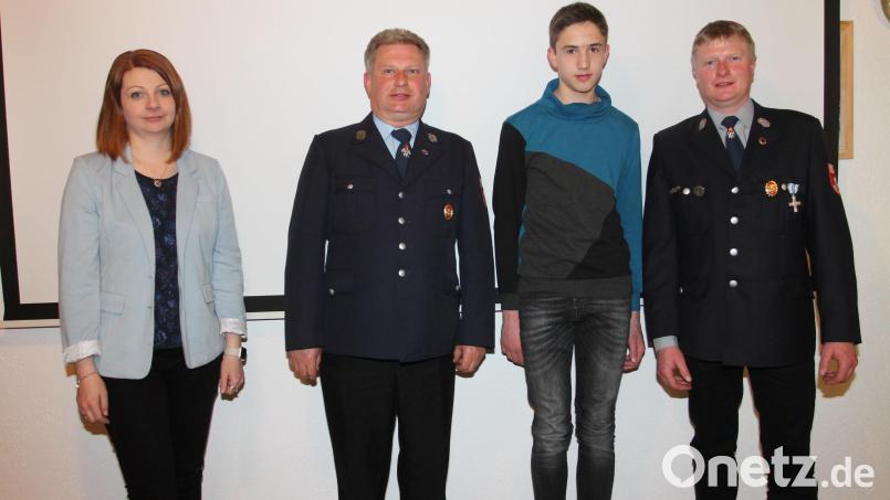 Über die Aufnahme von Julian Träger (Zweiter von Rechts) in der aktive Truppe freuen sich Bürgermeisterin Marina Hirnet, Kommandant Wolfgang Reber und Vorsitzender Hubert Völkl (von links). Bild: pi