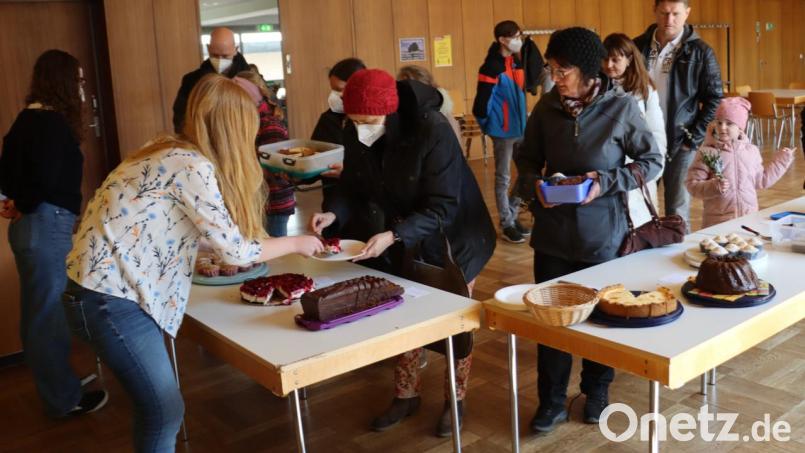 Um Kriegsflüchtlingen aus der Ukraine zu helfen, hat die Pfarrjugend St. Michael einen Kuchenverkauf organisiert. In nur 20 Minuten waren die rund 20 Kuchen für den guten Zweck verkauft. Bild: ads