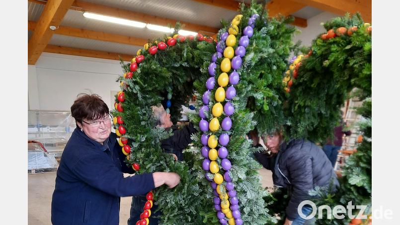 Resi Most verleiht dem Osterbrunnen den letzten Schliff Bild: hm