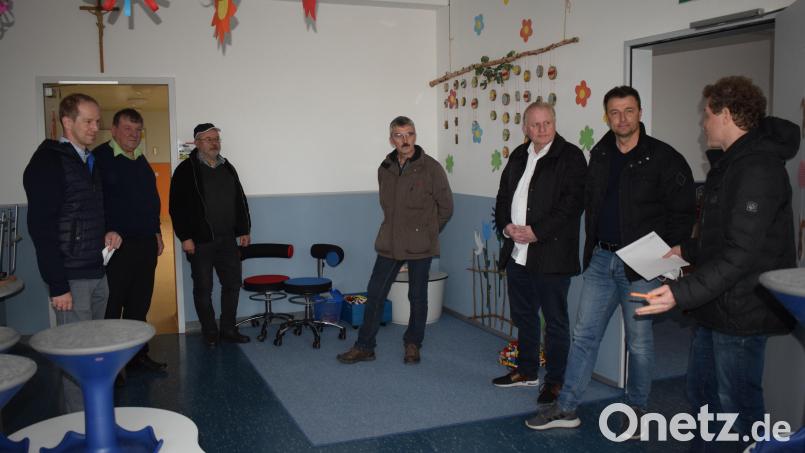 Der Aufenthaltsraum in der offenen Ganztagsschule ist bereits fertig. Wolfgang Geitner (rechts) erläuterte dem Bauausschuss die Details. Bild: bnr