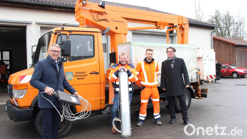 Franz Stahl (links) mit einem neuen LED-Leuchtkörper, neben ihm Herbert Schertler mit einer alten Lampe. Weiter im Bild: der Kommunalbetreuer der Bayernwerk Netz GmbH Markus Windisch und Bauhof-Mitarbeiter Stefan Raupach (von rechts). Bild: Stadt Tirschenreuth/exb