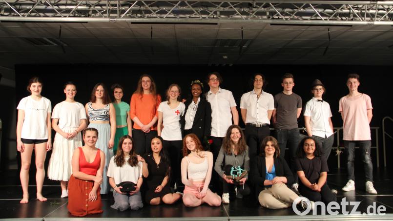 Die Theatergruppe mit ihrer Spielleiterin Ina Schmelzer. Bild: Stiftland-Gymnasium/exb