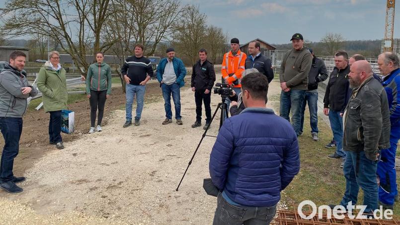 Bürgermeister Peter Neumeier (links) und DWA-Nachbarschaftslehrerin Erika Gröber (Zweite von links) erläuterten den Teilnehmern das Sanierungsprojekt auf dem Gelände der Kläranlage Schwarzenfeld. Bild: Tobias Reitmeier/exb