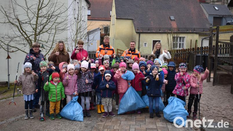 Die Kinder des Kindergartens St. Marien waren als &quot;Müllpolizei&quot; in der Altstadt unterwegs. Bild: dos
