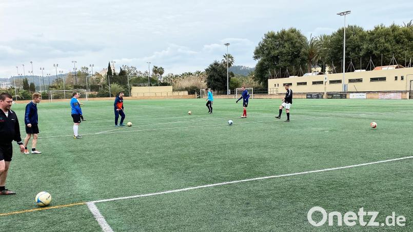 Von wegen Urlaub: Die Unified-Fußballer des HPZ-RehaSport-Vereins bereiten sich aktuell in einem Trainingslager in Calvià auf Mallorca auf die bevorstehenden Special Olympics-Wettkämpfe im Juni in Berlin und im Juli in Regensburg vor. Bild:  HPZ/Thomas Fritsch/exb
