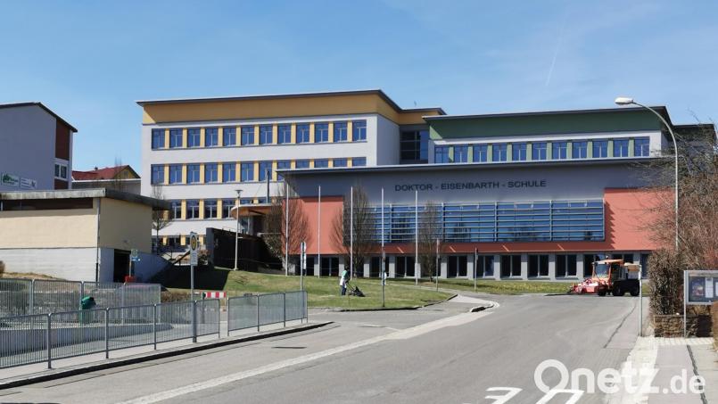 Der Oberviechtacher Bildungshügel mit Grundschule, Mittelschule (Bild), Gymnasium und Berufsfachschule wird bis Ende 2022 mit schnellem Internet ausgestattet sein. Bild: Portner