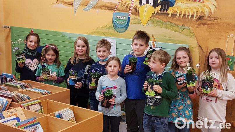 Erstmals nach rund zwei Jahren konnten Kinder wieder zu einer Bastelstunde in die Gemeindebücherei kommen. Bild: bkr