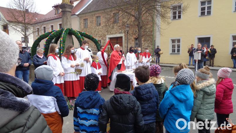 Für die Palmweihe wurde der Brunnenbereich am Marktplatz in Winklarn gewählt. Bild: amö