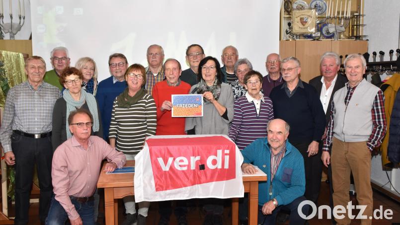 Der Vorsitzende des Bereichs Süd, Gerd Nothhaft (rechts, knieend) gratuliert dem neugewählten Vorstand der Verdi-Senioren im Bereich Oberpfalz Nord mit Vorsitzendem Manfred Haberzeth (rechts) an der Spitze. Bild: hcz