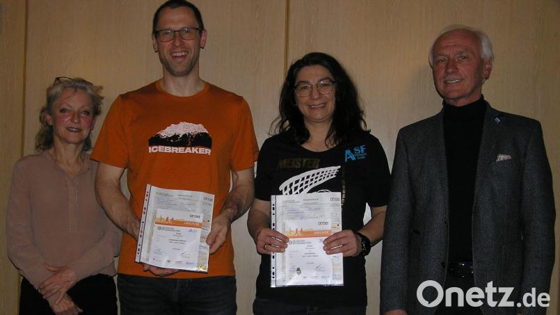 TuS-Vorsitzende Erni Bühl (links) und Bürgermeister Peter König (rechts) beglückwünschten Ina und Johannes Söllner zu ihren Sportabzeichen. Bild: öt