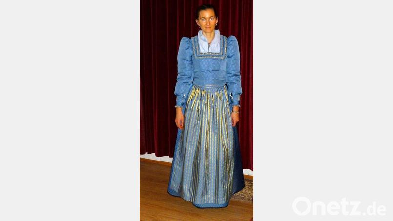 Maria Hammer mit einer nachgeschneiderten Tracht (Vorlage aus 1880). Bild: Elisabeth Hammer/exb.