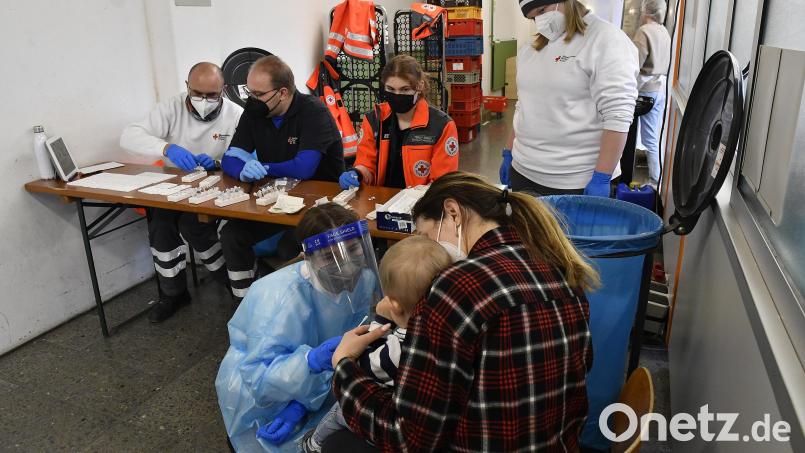 Corona-Tests auch für die Kleinsten: In der Notunterkunft in der GMG-Dreifachturnhalle ist das BRK täglich für zwei Stunden zur medizinischen Versorgung der Geflüchteten vor Ort. Täglich werden auch alle Geflüchtete auf Covid-19 getestet. Bild: Petra Hartl
