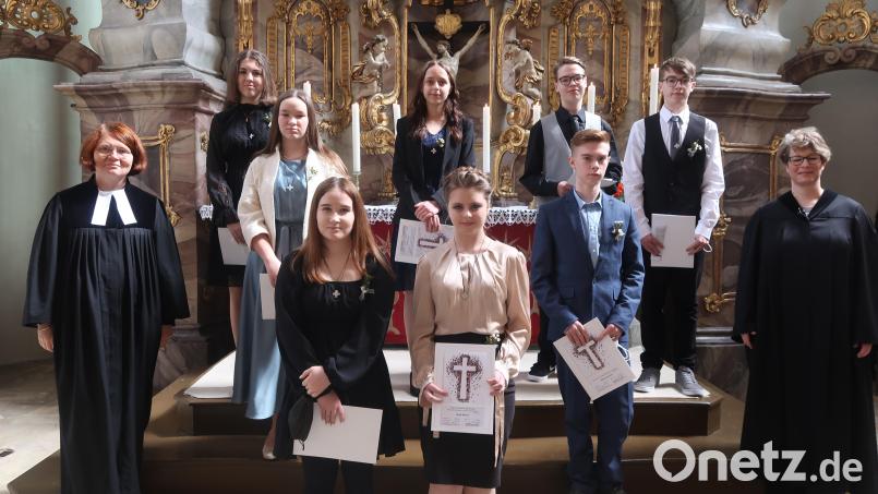 Christ zu sein ist das Salz in der Suppe: Das machen Pfarrerin Christiane Weber (links) und Religionspädagogin Evelyn Krähe (rechts) auch der zweiten Konfirmandengruppe von St. Michael deutlich. Bild: Kunz