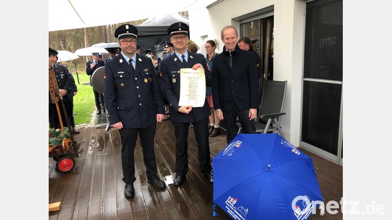 Der Vorsitzende der FFW Oberköblitz, Markus Eichstätter (Mitte), und Kommandant Thomas Schwarz (links) baten den Wernberger Bürgermeister Konrad Kiener (rechts) um die Übernahme der Schirmherrschaft. Bild: mis