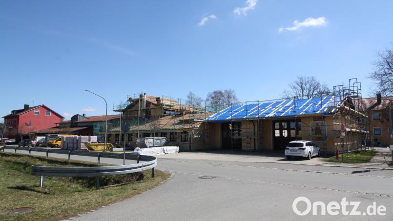 Kleine Verzögerungen und mäßige Preissteigerungen bleiben nicht aus: Dennoch sind die Gemeindeverantwortlichen mit dem Fortgang der Arbeiten an Mehrzweckhalle, Feuerwehrhaus und Gemeindekanzlei zufrieden. Bild: bjp