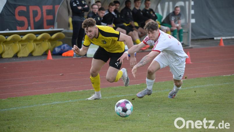 Beste Zuschauerplätze hat die Amberger Bank bei diesem Laufduell zwischen Philipp Götz (links) und Hans Liebl von der SpVgg Lam. Bild: Andreas Brückmann