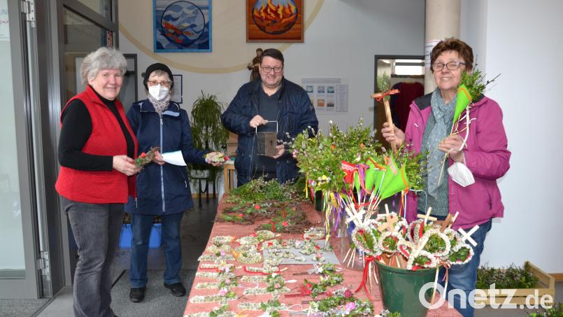 Ein breites Angebot an Palmartikeln wurde der Bevölkerung in Moosbach geboten. Auch Pfarrer Udo Klösel erwarb eine hübsche Laterne vom HPZ. Darüber freute sich auch die Vorsitzende Angela Striegl (links). Bild: gi