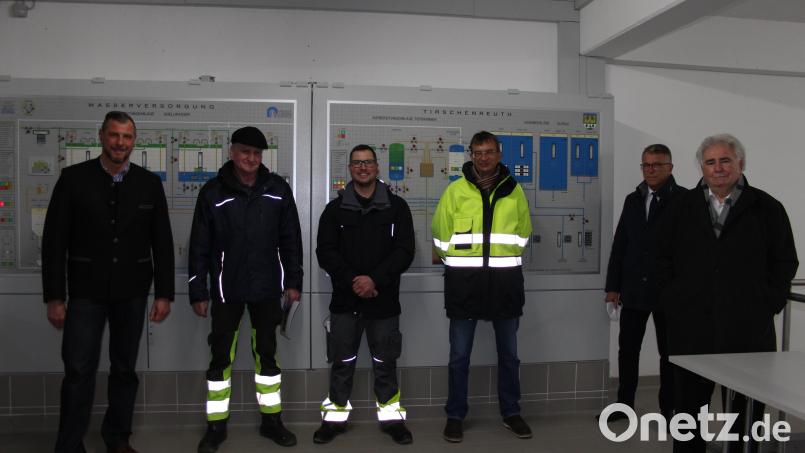 CSU-Ortsvorsitzender Huberth Rosner hatte für die CSU auf Tour in der Wasserversorgung der Stadt fachkundige Referenten vor Ort. Wassermeister Hermann Birkner, der künftige Wassermeister Andreas Robl und Stadtwerkeleiter Thomas Kraus erklärten die Anlage umfassend. Bürgermeister Franz Stahl und 2. Bürgermeister Peter Gold zeigten sich von deren Erläuterungen sehr beeindruckt (von links). Bild: heb