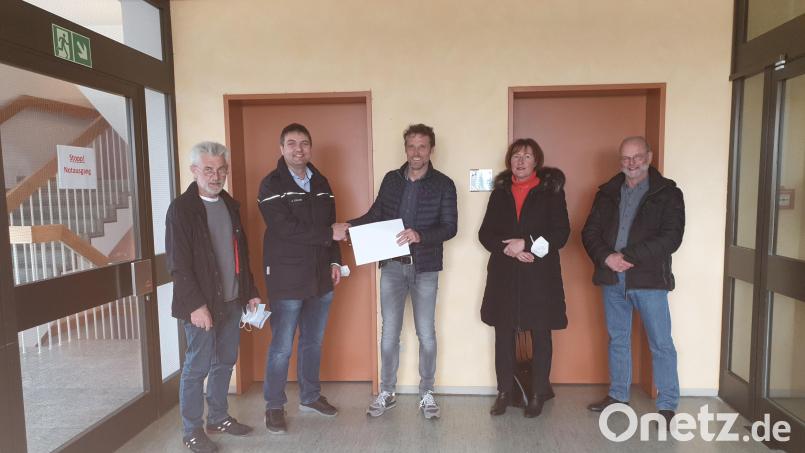 Vorsitzender Manfred Klug (Mitte) übergab den Scheck an Andreas Kramer (Zweiter von links). Mit im Bild die Vorstandsmitglieder Josef Biebl (links), Anne Gierlach (Zweite von rechts) und Ulrich Wohlgemuth (rechts). Bild: Johanniter/exb