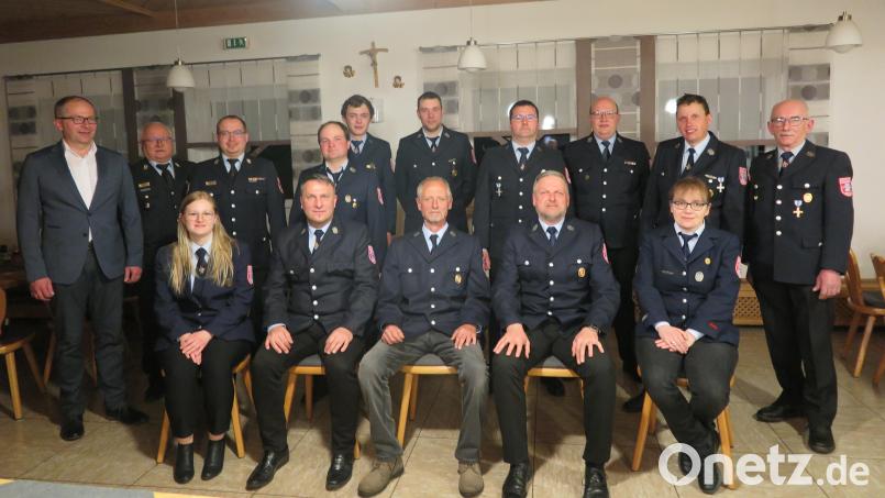 Die drei neuen gleichberechtigten Vorsitzenden der Höflaser sind Matthias Müller, Wolfgang Veigl-Meyer und Hans Prieschenk (sitzend von links). Neben ihnen sitzen Katharina Kopp (links) und Eva König (rechts). Bürgermeister Roman Schäffler, Kreisbrandinspektor Otto Braunreuther und Kreisbrandmeister Florian Braunreuther (hinten von links) wünschten dem neuen Vorstand alles Gute: Peter Weismeier junior, Martin Hautmann, Florian Müller, Josef Kreuzer junior, Georg Weber junior, Lukas Veigl-Meyer und Gerhard Weismeier (hinten von rechts).Krankheitsbedingt fehlen auf dem Bild Kassier Bernhard Schraml und Beisitzer Jürgen Bäte. Bild: jzk