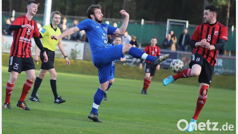 Der SC Luhe-Wildenau besiegte am Montagabend den SV Etzenricht mit 4:1. Hier kämpfen Johannes Pötzl (Etzenricht, links) und Florian Stadler (Luhe-Wildenau, rechts) um den Ball. Bild: Walberer