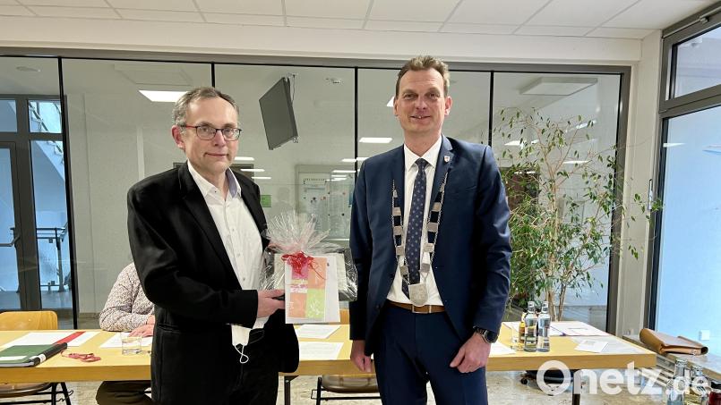 Bürgermeister Ernst Schicketanz (rechts) hat seinen langjährigen Stellvertreter Konrad Adam verabschiedet, der sich aus gesundheitlichen Gründen aus der Kommunalpolitik zurückzieht. Bild: Eichl