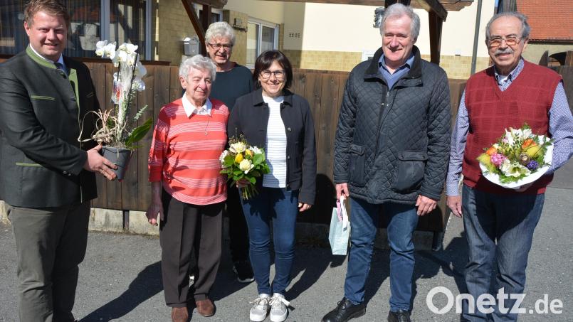 Ihren 90. Geburtstag feierte am Montag die frühere &quot;Messer-Wirtin&quot; Hildegard Kilian (Zweite von links). Dazu gratulierten unter anderem Sohn Klaus (Dritter von links), Siegfried Rasp vom Männergesangverein Mitterteich, TuS-Präsident Anton Bauernfeind und TuS-Vizepräsidentin Maria Neumayr (von rechts) und Bürgermeister Stefan Grillmeier. Bild: jr