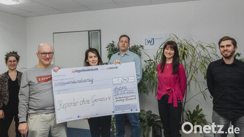 1040 Euro der Wirtschaftsjunioren für Reporter ohne Grenzen&quot; (von links): Yvonne Schieder, Dieter Kohl, Daniela Dibelius von Reporter ohne Grenzen, Markus Zierhut, Theresia Wissinger und Stefan Mühleisen. Bild: Marco Kleindienst/exb