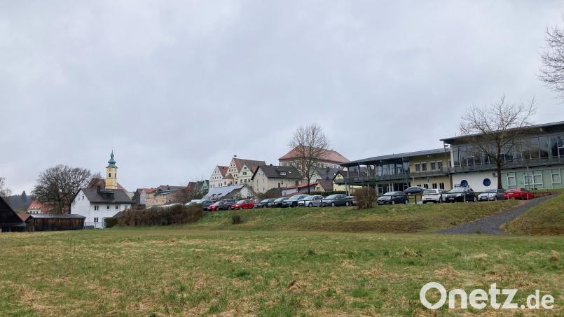 Auf dieser Fläche unterhalb der Stadthalle in Neustadt/WN plant der Landkreis Neustadt eine Container-Wohnanlage für die Kriegsflüchtlinge aus der Ukraine. Bild: Hannes Gilch