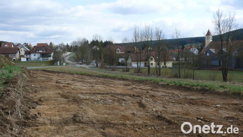 Erste Erdbewegungen sind bereits im neuen Altendorfer Baugebiet zu sehen. Eine herrliche Lage mit einem leichten Südhang mit Blick auf die Pfarrkirche Bild: ga