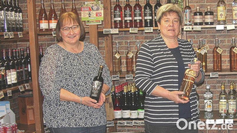 Manuela Schürlein (links) und Gerlinde Gleißner verabschieden sich von ihrem Laden und von ihren Kunden. Bild: wro