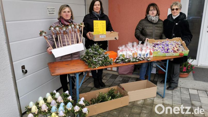 Kurz vor dem Ende der Messfeier bereiteten sich die Mitglieder des Frauenbundes mit einer Vielfalt an Palmprodukten auf die Verkaufsaktion vor. Bild: gz