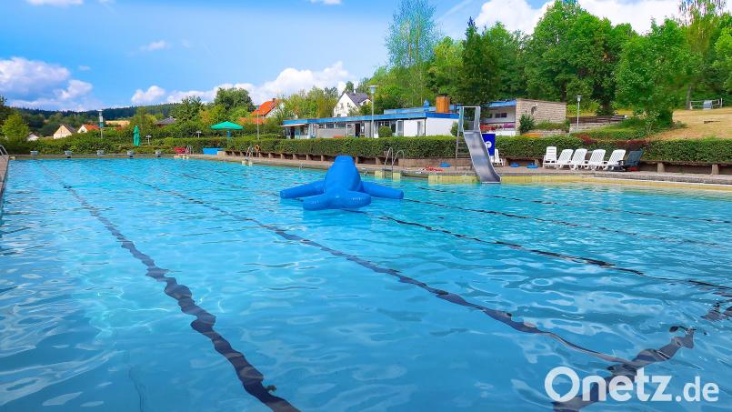 Obwohl das Freibad Friedenfels gar nicht so marode aussieht, bescheinigte eine Studie die beliebte und idyllische Freibadanlage als nicht sanierungswürdig. Größere Investitionen wurden in der 1969 erbauten Anlage nicht vorgenommen. Archivbild: bsc