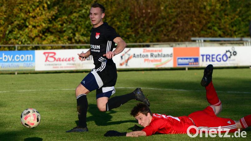 Der Pfreimder Maximilian Herzog (links) und seine Teamkollegen wollen am Mittwoch gegen den FC Wernberg nicht patzen. Am Samstag geht es zum Liga-Gipfel nach Grafenwöhr. Bild: mr