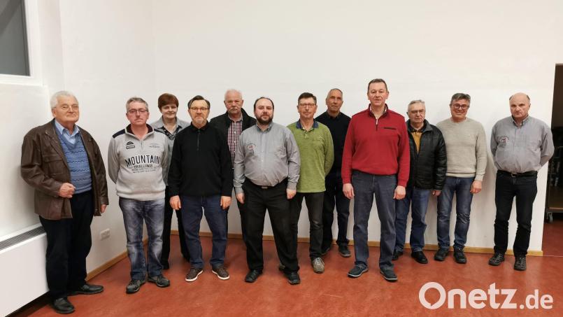 Die Siedler wählten Robert Hantzsch (Sechster von links) zum Vorsitzenden und neu Josef Maier (Vierter von links) zum Stellvertreter und Günther Novak (Dritter von rechts) zum Beisitzer. Bild: gz