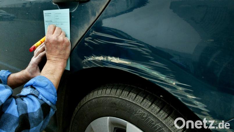 Nachdem ein Unbekannter einen Kleintransporter in Amberg touchiert hatte, suchte er das Weite. Symbolbild: Roland Weihrauch/dpa